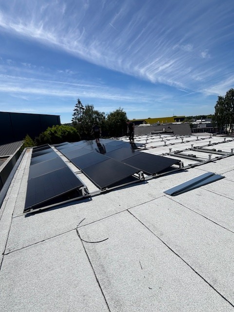 All-black panelen kantoor